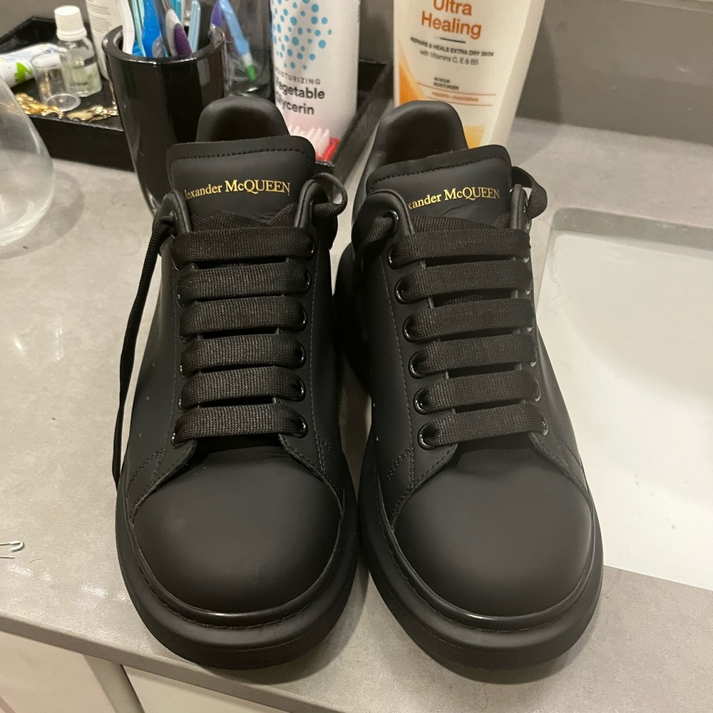 Alexander McQueens all black